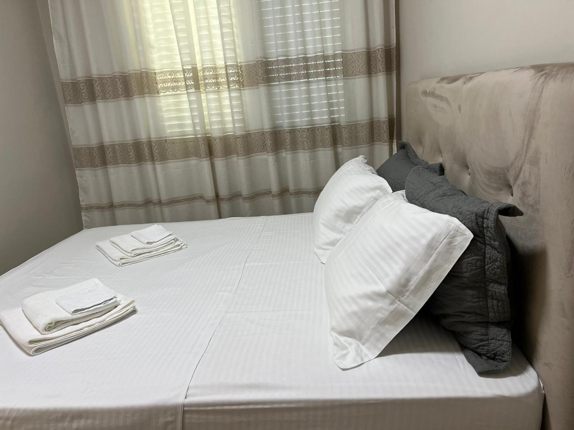 Center View Luxury Apartment ティラナ エクステリア 写真