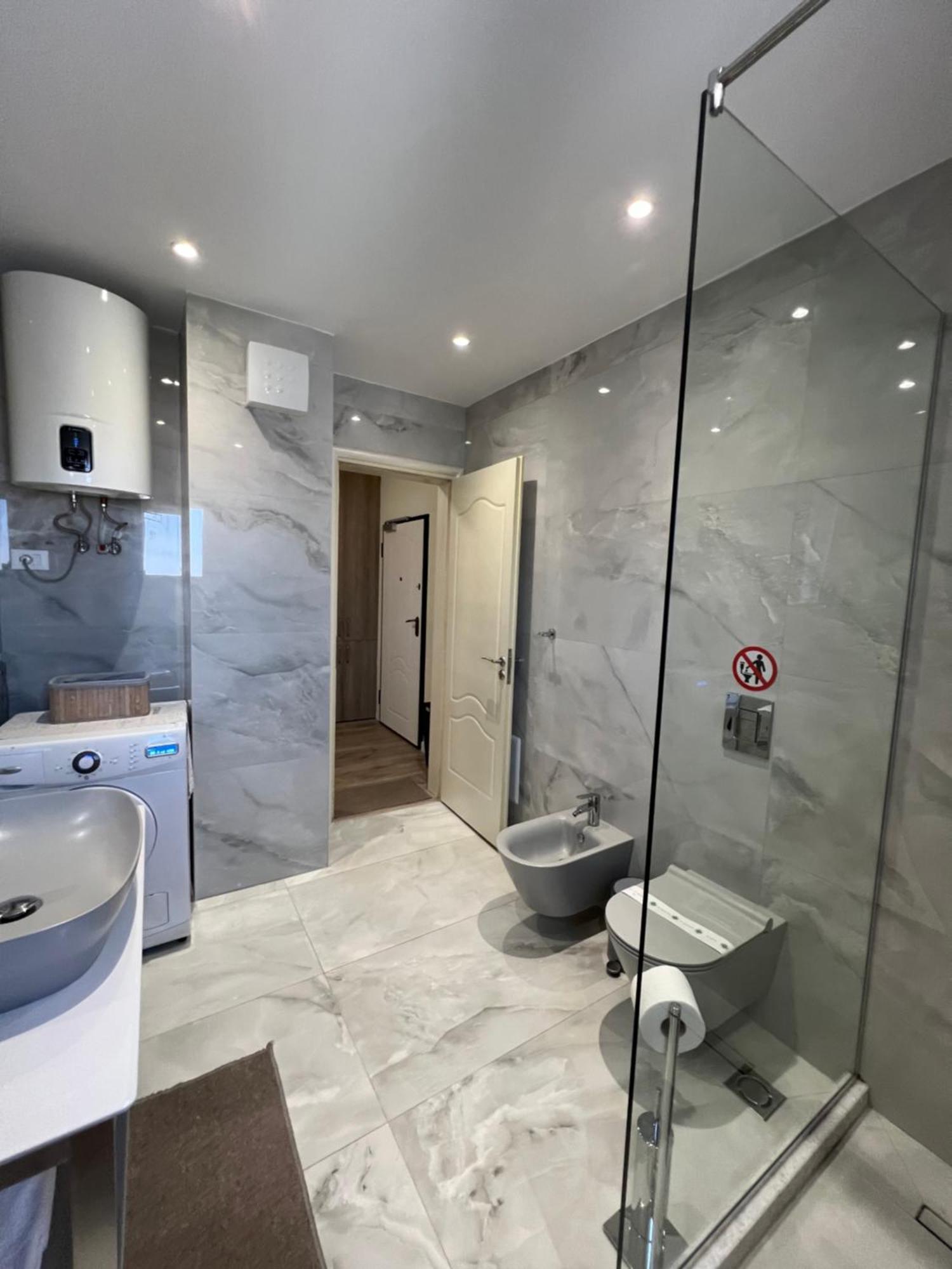 Center View Luxury Apartment ティラナ エクステリア 写真