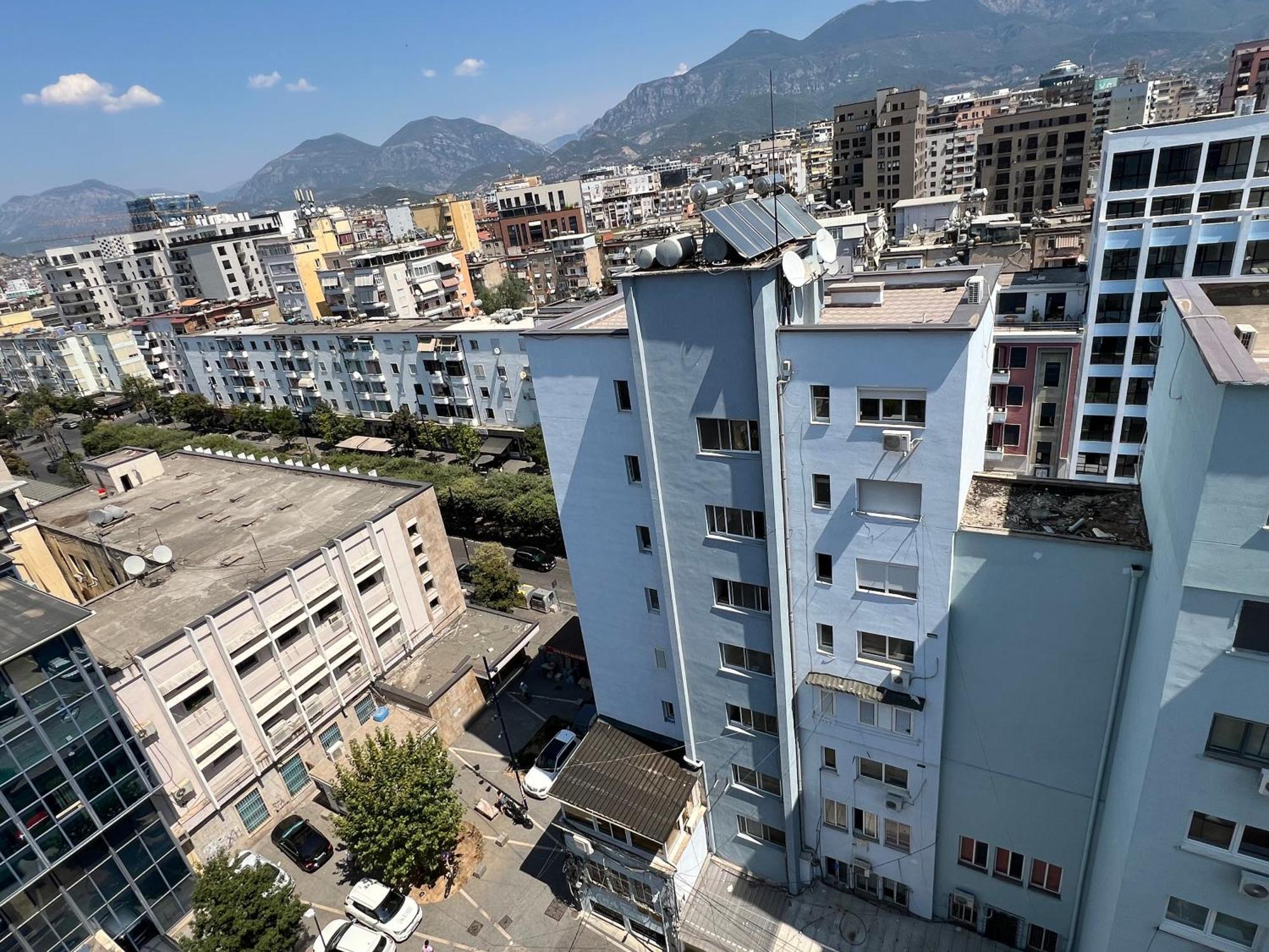 Center View Luxury Apartment ティラナ エクステリア 写真